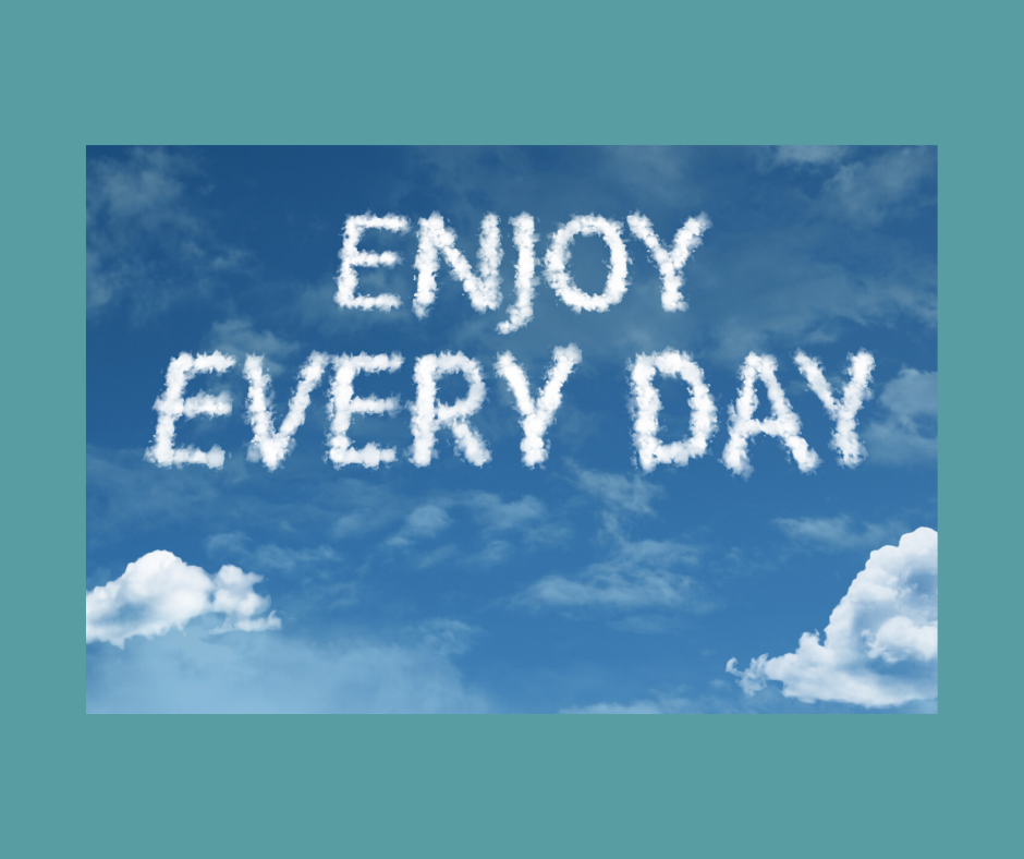In einen Wolkenhimmel steht geschrieben: "Enjoy every day"